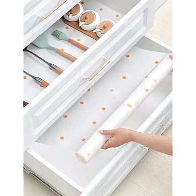Folie de protectie pentru rafturi 45 x 300cm cu floricele albe Folie de protectie pentru rafturi 45 x 300cm cu floricele albe