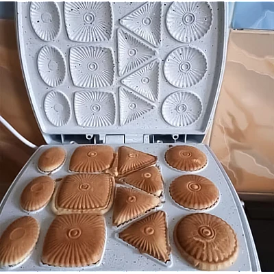 Aparat pentru copt biscuiti AORLIS AO 78242 cu Placi antiaderente Aparat pentru copt biscuiti AORLIS AO 78242 cu Placi antiaderente