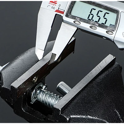 Menghina de Banc Rotativa cu Nicovala 125mm Fonta Negru Menghina de Banc Rotativa cu Nicovala 125mm Fonta Negru