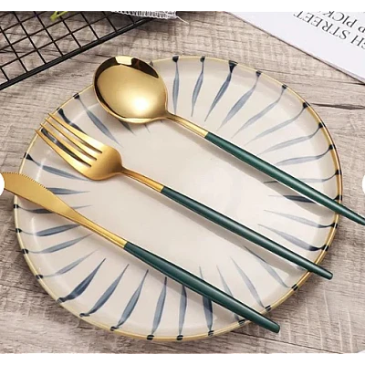 Set de 24 tacamuri elegante si rafinate cu un finisaj luxos VERDE cu AURIU Set de 24 tacamuri elegante si rafinate cu un finisaj luxos VERDE cu AURIU