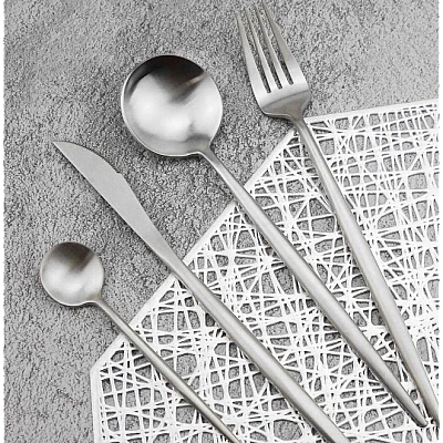 Set de 24 tacamuri elegante si rafinate cu un finisaj luxos ARGINTII Set de 24 tacamuri elegante si rafinate cu un finisaj luxos ARGINTII