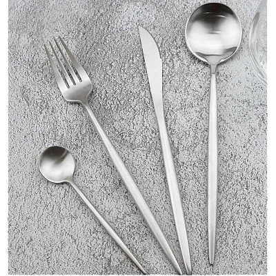 Set de 24 tacamuri elegante si rafinate cu un finisaj luxos ARGINTII Set de 24 tacamuri elegante si rafinate cu un finisaj luxos ARGINTII