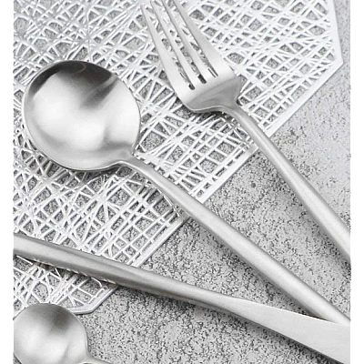 Set de 24 tacamuri elegante si rafinate cu un finisaj luxos ARGINTII Set de 24 tacamuri elegante si rafinate cu un finisaj luxos ARGINTII