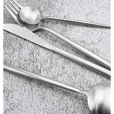 Set de 24 tacamuri elegante si rafinate cu un finisaj luxos ARGINTII Set de 24 tacamuri elegante si rafinate cu un finisaj luxos ARGINTII