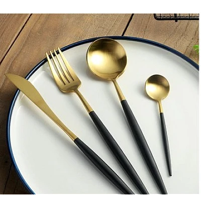 Set de 24 tacamuri elegante si rafinate cu un finisaj luxos NEGRU cu AURIU