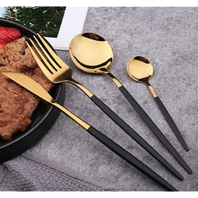 Set de 24 tacamuri elegante si rafinate cu un finisaj luxos NEGRU cu AURIU