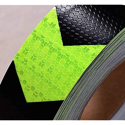 Banda reflectorizanta VERDE cu sageata NEAGRA tip fagure rola 25m x 5 cm Banda reflectorizanta VERDE cu sageata NEAGRA tip fagure rola 25m x 5 cm