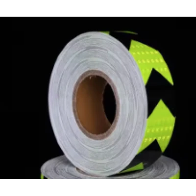 Banda reflectorizanta VERDE cu sageata NEAGRA tip fagure rola 25m x 5 cm