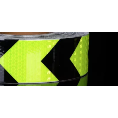 Banda reflectorizanta VERDE cu sageata NEAGRA tip fagure rola 25m x 5 cm