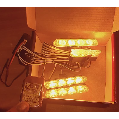Set 4 stroboscoape cu 4 leduri lumina Galbena si Telecomanda Set 4 stroboscoape cu 4 leduri lumina Galbena si Telecomanda