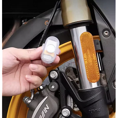 Set 2 mini stroboscope LED Wireless cu magnet acumulator si telecomanda pentru Auto Moto si Biciclete Set 2 mini stroboscope LED Wireless cu magnet acumulator si telecomanda pentru Auto Moto si Biciclete