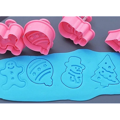 Set 4 forme pentru biscuiti model CRACIUN Set 4 forme pentru biscuiti model CRACIUN
