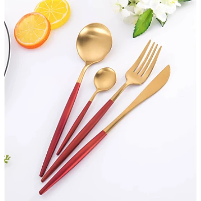 Set de 4 piese tacamuri in stil portughez- culoare rosu si auriu Set de 4 piese tacamuri in stil portughez- culoare rosu si auriu