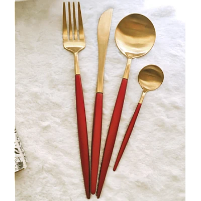 Set de 4 piese tacamuri in stil portughez- culoare rosu si auriu Set de 4 piese tacamuri in stil portughez- culoare rosu si auriu