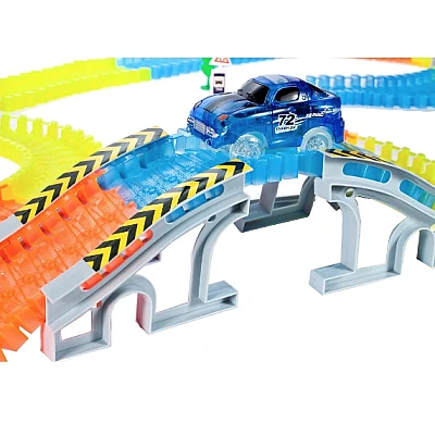 Set pista magica cu 2 masinute Amazing Tracks Include 360 de piese Set pista magica cu 2 masinute Amazing Tracks Include 360 de piese