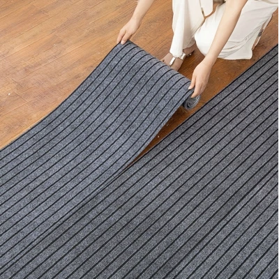Rola Covoras Antiderapant Autoadeziv pentru Hol si Interior GRI cu Dungi Negre 40 × 300 cm