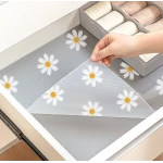 Folie de protectie pentru rafturi 45 x 300cm cu floricele albe