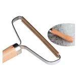 Set 2 x Perie pentru scame si parul de animale, maner de lemn
