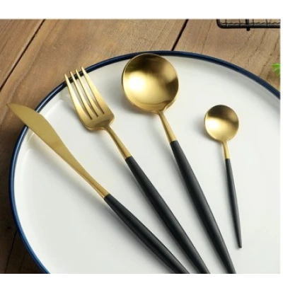Set de 24 tacamuri elegante si rafinate cu un finisaj luxos NEGRU cu AURIU