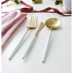 Set de 4 piese tacamuri in stil portughez- culoare alb mat si auriu 
