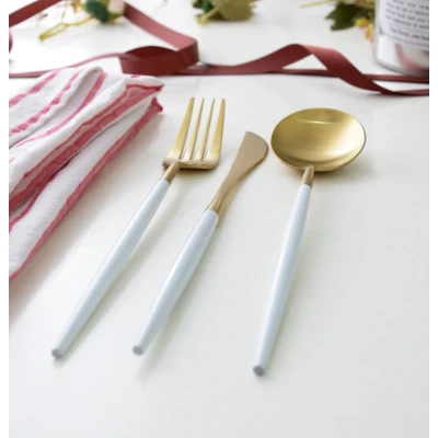 Set de 4 piese tacamuri in stil portughez- culoare alb mat si auriu