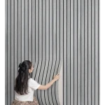 Tapet model riflaj lemn 3D GRI cu dungi 40 x 300cm