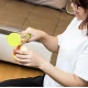 Ustensila pentru curatatul legumelor cu recipient pentru resturi